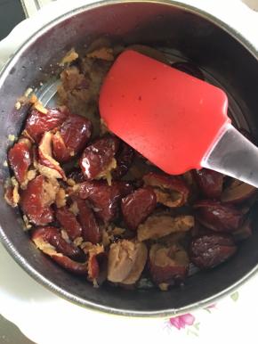 弄成泥，去皮，我嫌烦，又是自己吃，所以直接打烂，哈哈