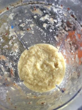 加少许水打成泥，越细越好