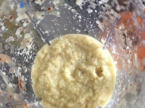 加少许水打成泥，越细越好