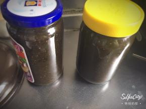 成品这样的六瓶，嫌多分量可以减半，这么多可以吃很久啦，养生的东西必须坚持长期喝才可以看到效果，我婆婆说喝了头发也黑了，哈哈