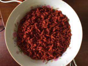 枸杞放点水，泡着，备用