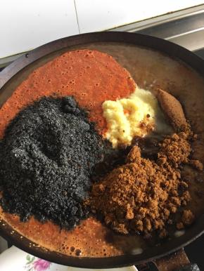 通通放锅里，中小火煮一小时，看浓稠就可以放凉装瓶