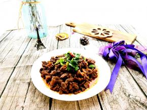 色呈金黄，油亮，味道微辣，不腻不膻，嫩而可口，伴有浓浓的孜然香。