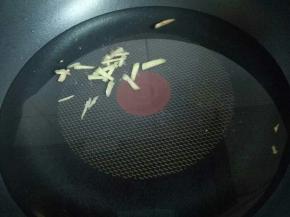锅中放入清水，加入姜丝，料酒，大火烧开。