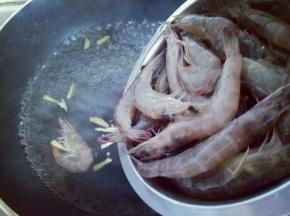水开后加入洗好的基围虾。