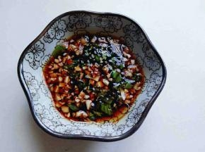 调料汁: 葱蒜香菜切碎，加入生抽，滴几滴麻油，搅拌均匀即可。
