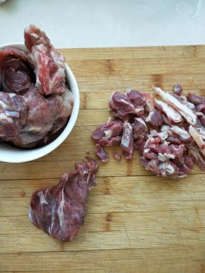 羊后腿 肉切成薄片，