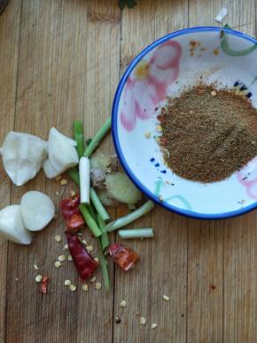 准备好调料，蒜切片，葱切段，姜切片，孜然粉，干辣皮，