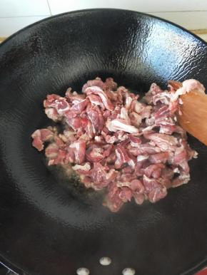 炒锅加热，加羊肉扁出油，