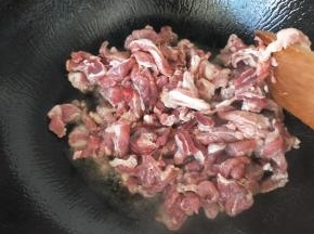 炒锅加热，加羊肉扁出油，