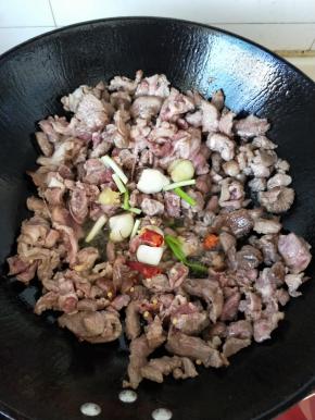 炒至颜色变深，放入葱蒜好、干辣皮