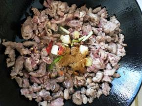 炒出水分加孜然粉，继续大火快速翻炒