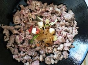 炒出水分加孜然粉，继续大火快速翻炒