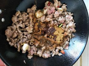 在加入油辣椒、继续翻炒