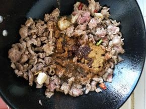 在加入油辣椒、继续翻炒