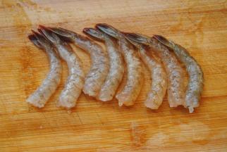 鲜虾去头剥壳备用