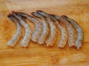 鲜虾去头剥壳备用
