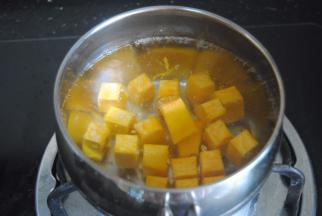 南瓜入冷水煮沸