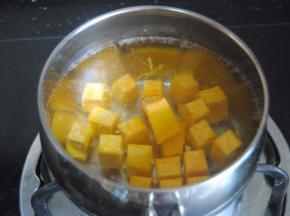 南瓜入冷水煮沸