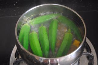 放入秋葵焯水，大约半分钟即可