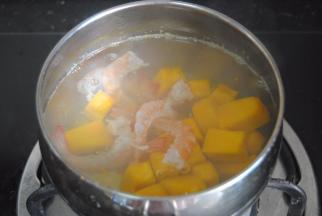 再放入虾仁煮至卷曲变色，大约半分钟，不要煮过了