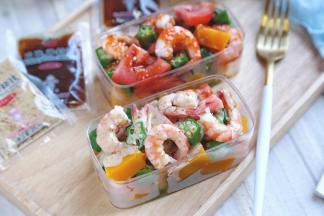 浇上你喜欢的沙拉酱就好啦，我做了两个，一个香辣的一个芝麻的，两个口味都是我超喜欢的