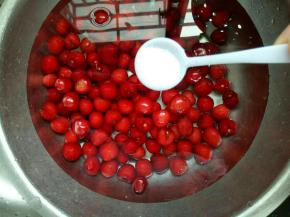 冷水洗干净后，加入盐泡15分钟。