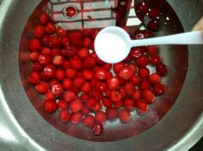 冷水洗干净后，加入盐泡15分钟。