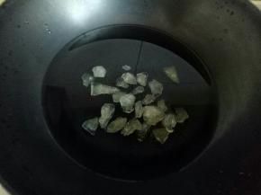 锅中放入水和冰糖，大火烧开。