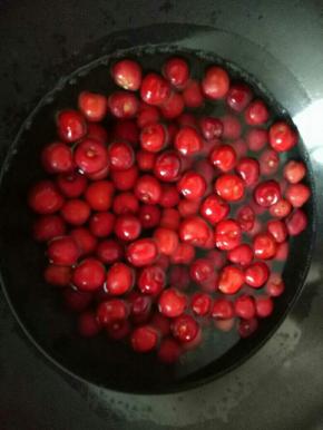 加入洗干净的樱桃，大火煮5-8分钟即可。