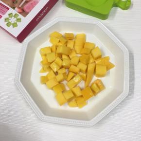 芒果去皮去核切丁备用。