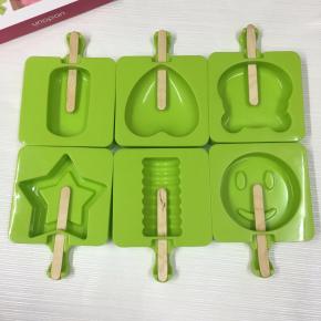 雪糕模具洗净沥干水插入雪糕棒。