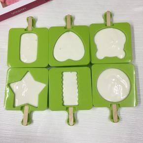 将酸奶倒入雪糕模具中，8分满，用牙签在酸奶里面划几下去气泡。