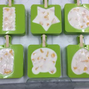 送入冰箱冷冻约4小时后即可冻住。