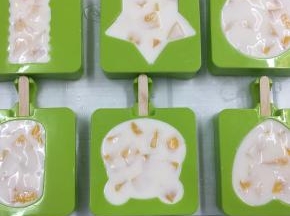 送入冰箱冷冻约4小时后即可冻住。