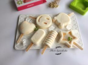 从冰箱中取出雪糕模具，脱模后即可享用。