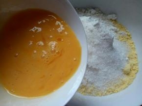 玉米粉个面粉混合再一起，加入白砂糖，奶粉，鸡蛋用筷子打散，倒入面粉中，(甜度可以依个人口味增减。)