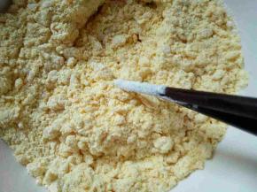 用筷子搅拌成絮状。