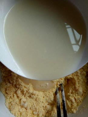 酵母粉用温水融化后加入。