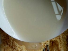 酵母粉用温水融化后加入。