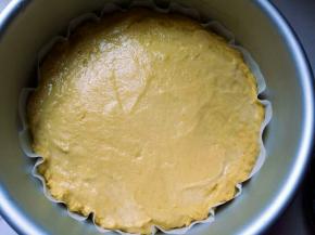 稠厚嗯面糊倒入磨具中，我的用是8寸蛋糕磨具，用硅胶铲抹平至光滑，把铲子上面沾点水就不会粘了。