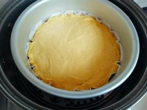 放入温水的蒸锅中发酵，大约发酵25分钟样子。