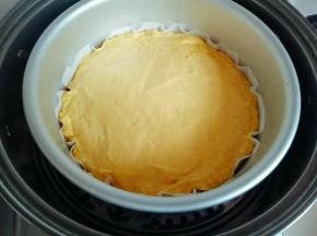 放入温水的蒸锅中发酵，大约发酵25分钟样子。