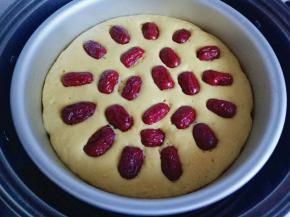 发酵好的发糕糊已经是原来的两倍高，摆放好去核的大枣，准备开始蒸。大火烧开上汽后转中火30分钟。