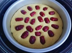 发酵好的发糕糊已经是原来的两倍高，摆放好去核的大枣，准备开始蒸。大火烧开上汽后转中火30分钟。