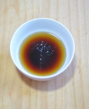 结块红糖加入温水，搅拌至红糖完全融化。