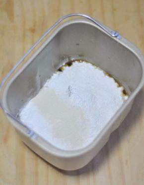 加入高粉与全麦粉，还有干酵母，放入面包机中启动和面程序。