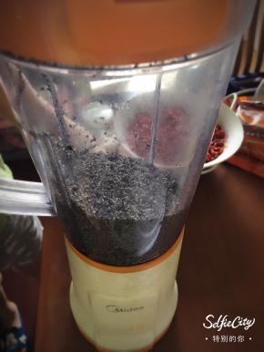 芝麻中小火炒香，等凉了磨成粉