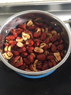 放适量水在锅里烧熟，大火煮开，后面中小火煮15分钟