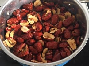 放适量水在锅里烧熟，大火煮开，后面中小火煮15分钟
